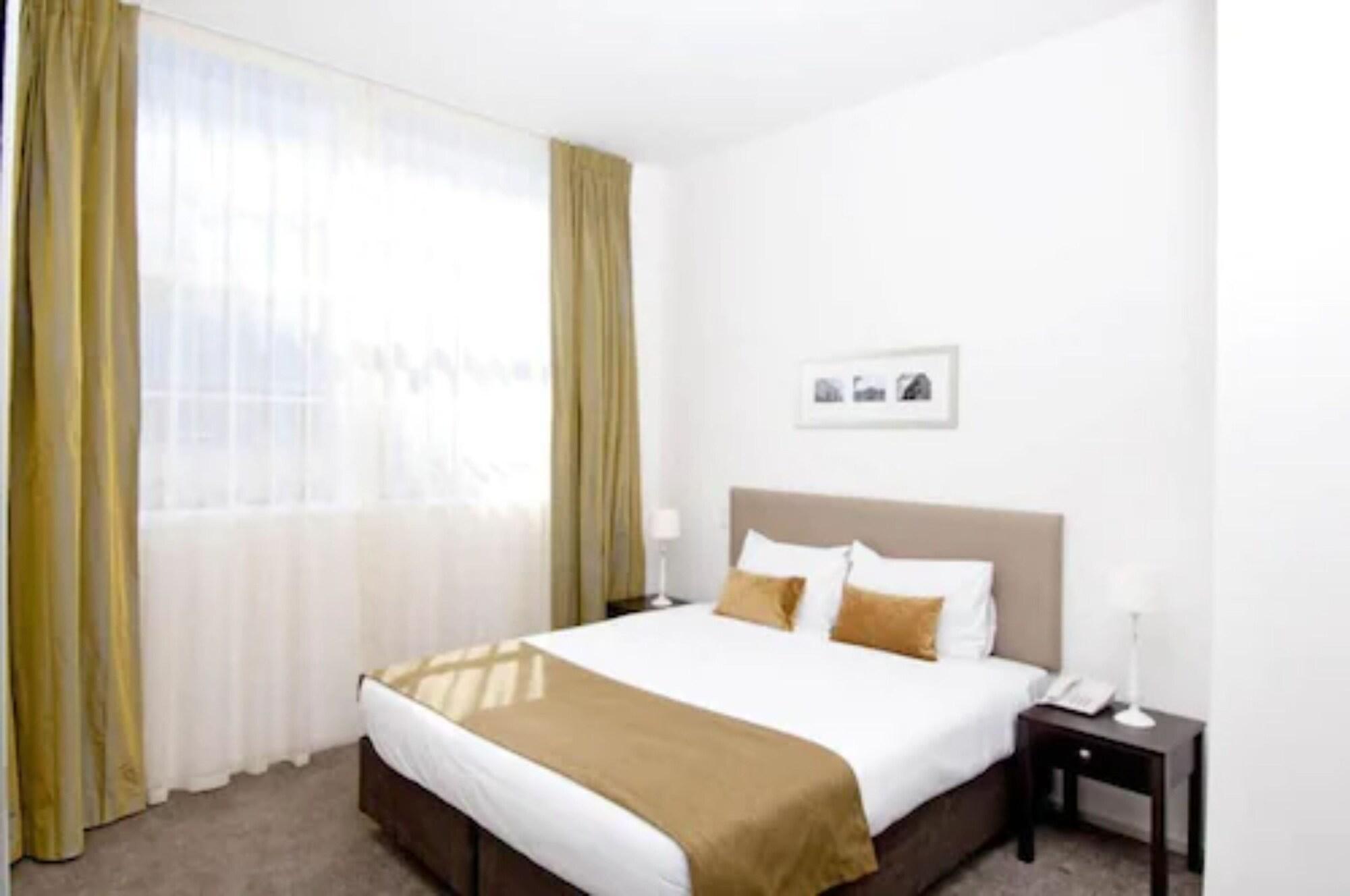 Quest On London Aparthotel Hamilton Exterior photo